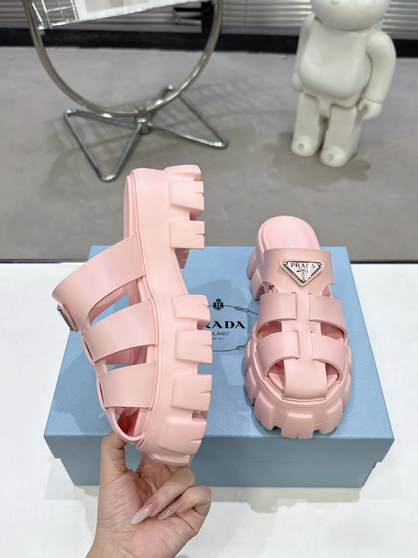 👟👟Ex-factory price 440👟👟 2025 exclusive version super popular🎊🎊🎊prada Prada triangular buckle serrated Roman thick-soled rubber foam ultra-light sandals are retro, fashionable and avant-garde, the upper perfectly restores the original craftsmanship, making the whole pair of shoes light and comfortable, full of holiday feel, bright colors💐💐💐💐 A variety of choices to satisfy fashionable people of different styles! The iconic metal triangle logo is paired with the shape of ancient beach sandals. Every design element is fashionable! Code number 35-40​